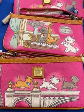 ❗️ISO❗️aristocats Dooney and Burke wristlet ❗️ISO❗️